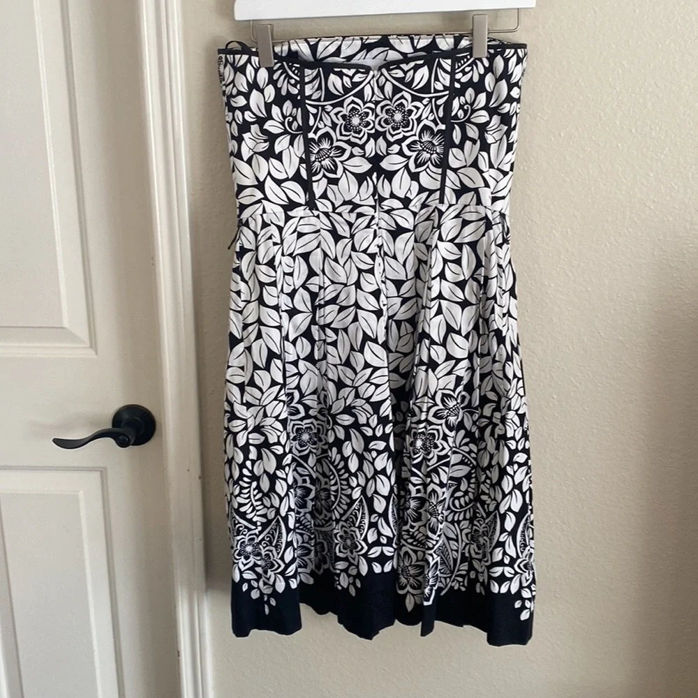 White House Black Market - Size 4 Black & White Floral strapless cocktail dress - Picture 4 of 5